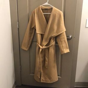 Women’s Tan trench coat with pockets and belt. Size large.